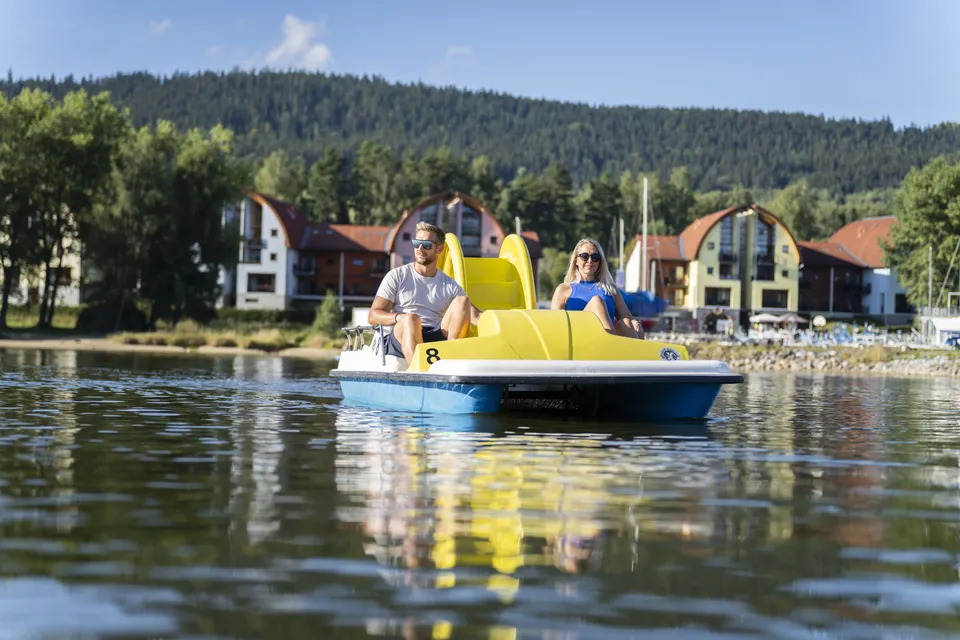 Familie p� k�r-selv ferie i elbil til Landal-feriecenter