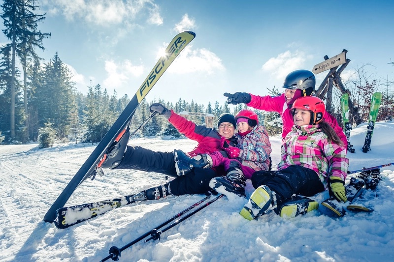 Barn får skiundervisning i Lipno