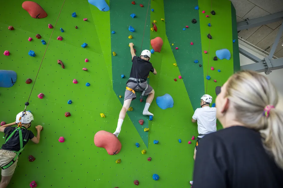 Kletterwald med b�rn p� Landal &mdash; klatrepark, alder og badeland som Plan B