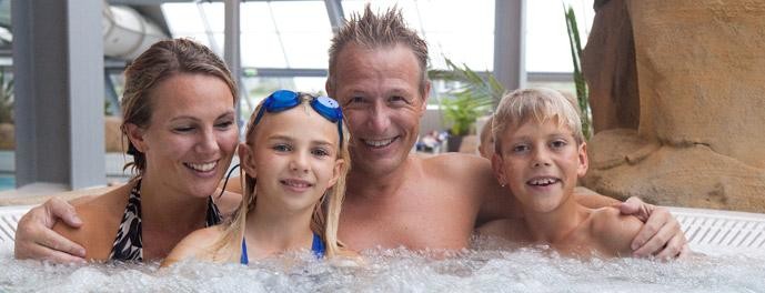 Familie p� k�r-selv ferie i elbil til Landal-feriecenter